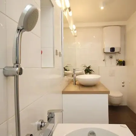 Wunderschoene In Strandnaehe By Interhome Apartmán Makarská