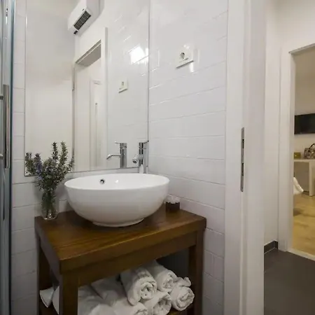 Apartment Wunderschoene In Strandnaehe By Interhome Makarska